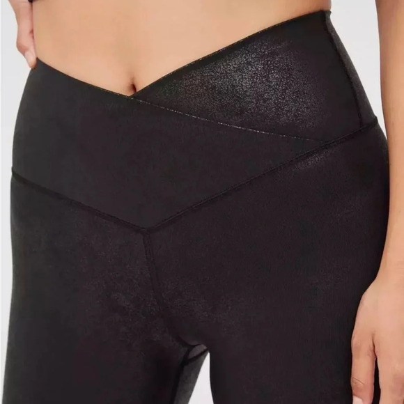 NWT Offline by Aerie Crossover Hi Waisted Crackle Black Leggings Size Medium - Picture 2 of 14